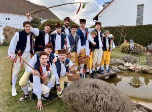 Koledníci s pomlázkami